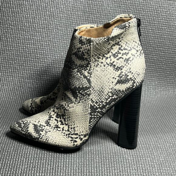 Qupid Chelsea Booties Womens‎ Size 9 Gray Snakeskin Faux Leather Pointed Toe - Picture 1 of 10